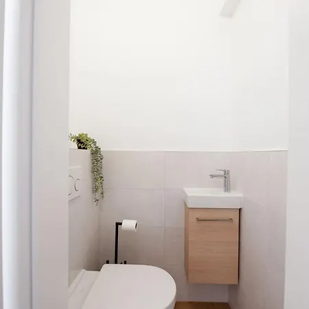 Bright & Stylish 2br In Center Lägenhet