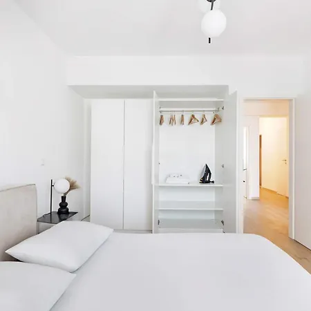 Apartment Center Comfort Workspace And Smart Tv