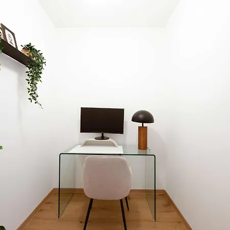 Center Comfort Workspace And Smart Tv *