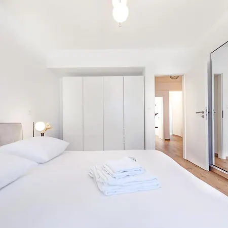 Apartment Center Comfort Workspace And Smart Tv