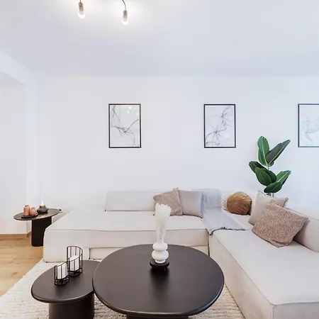 Bright & Stylish 2br In Center *