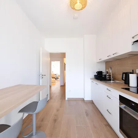 Bright & Stylish 2br In Center