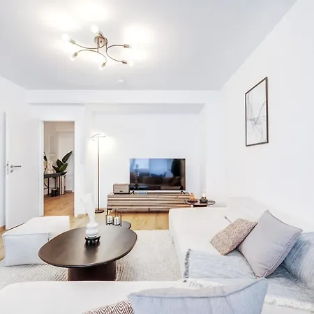 Apartment Center Comfort Workspace And Smart Tv