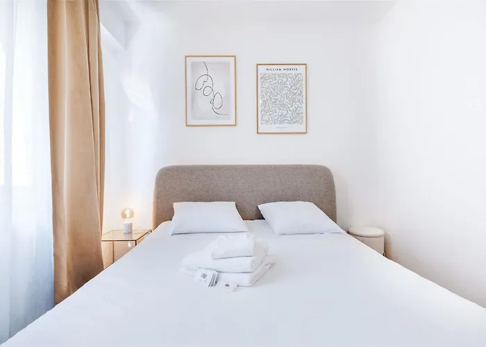 Bright & Stylish 2br In Center Апартаменты *