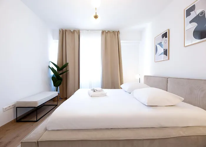 Bright & Stylish 2br In Center Апартаменты *