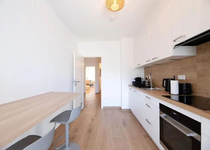 Bright & Stylish 2br In Center