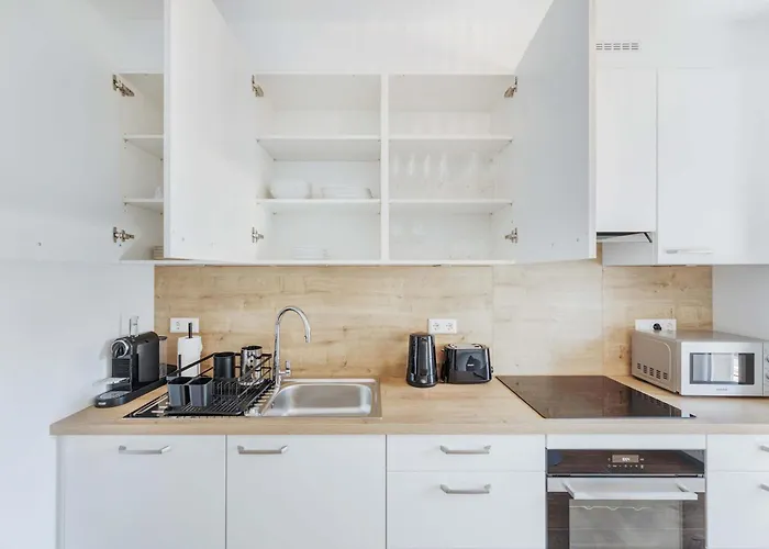 Bright & Stylish 2br In Center *