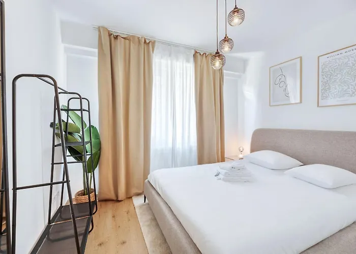 Bright & Stylish 2br In Center *